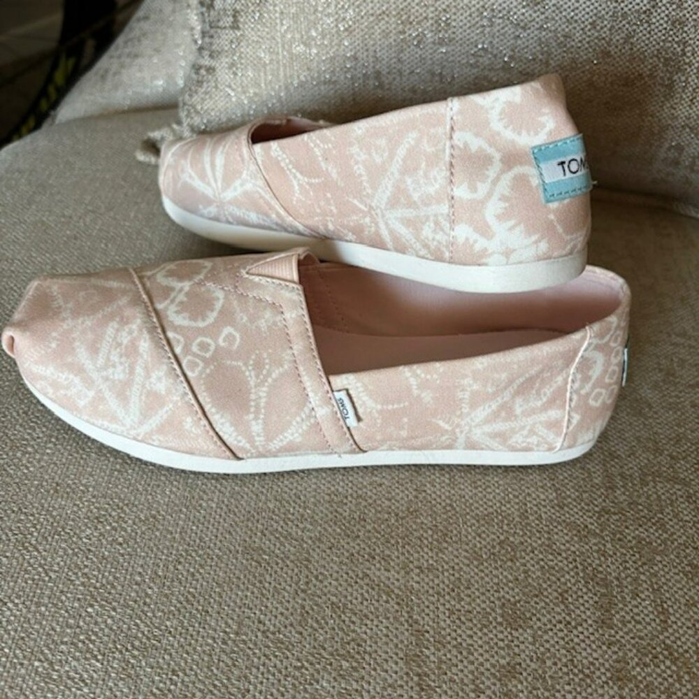 pink and white toms